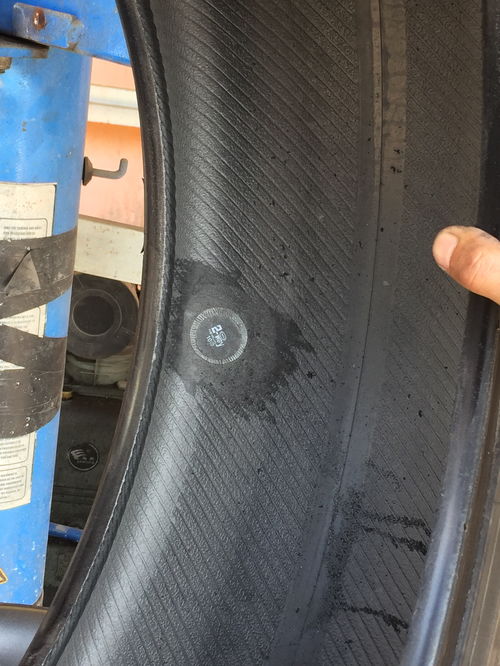 马自达 阿特兹 车辆轮胎疑似是翻新轮胎