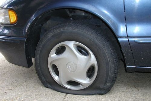 轮胎是否有偏磨耗之现象5. 胎壁有无硬化及龟裂4.